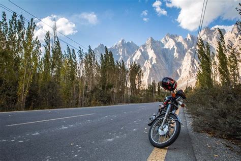 Laura reist solo met de motor door Pakistan